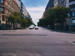 free-photo-of-a-city-street-with-cars-parked-on-the-side